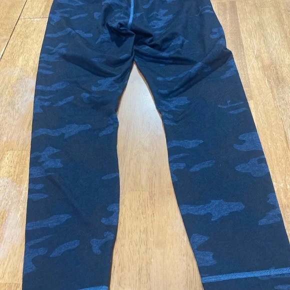 Beautiful lululemon leggings size 8 - Picture 2 of 3